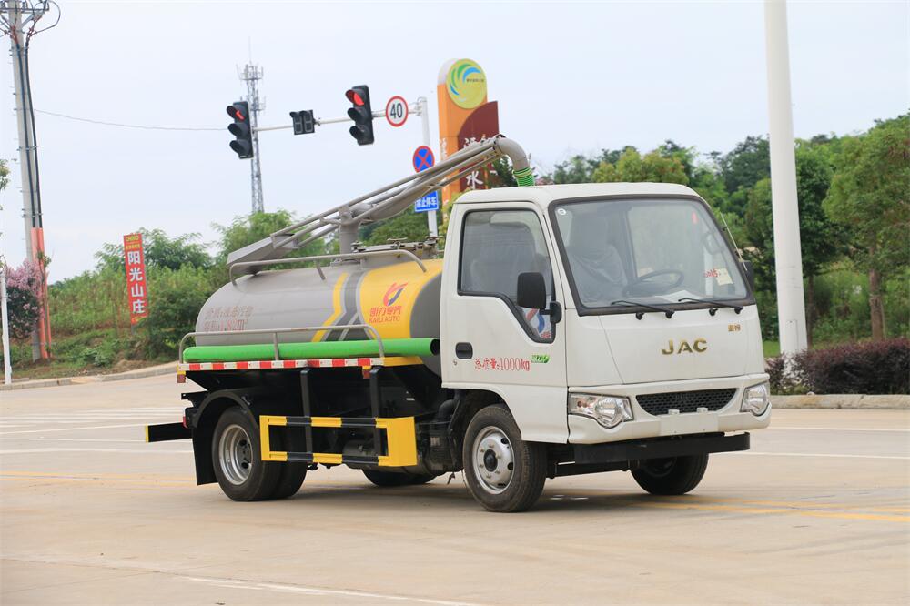 2噸吸糞車-程力福田康鈴藍(lán)牌2方吸糞車化糞池處理車